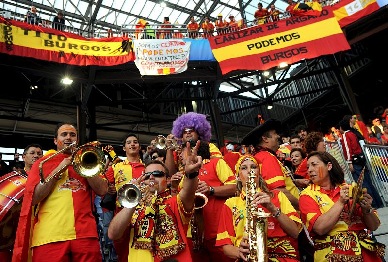 La banda de "Manolo el del Bombo" interpreta un tema antes del comienzo del partido.