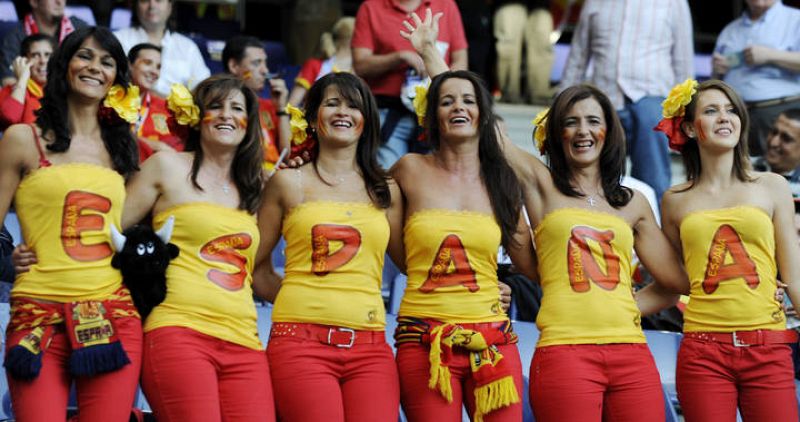 Un grupo de aficionadas españolas, perfectamente conjuntadas para la ocasión.