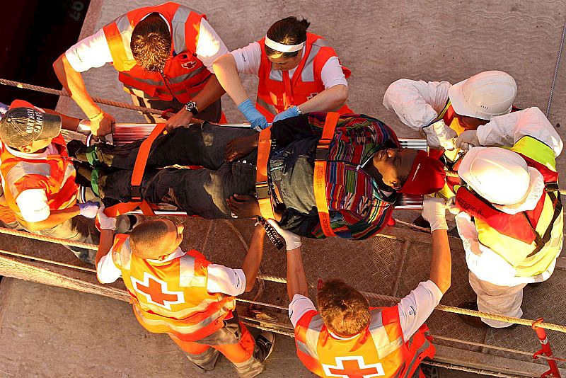 Un inmigrante es atendido por los servicios sanitarios, tras arribar junto a un total de 121 inmigrantes irregulares al muelle tinerfeño de Los Cristianos después de ser rescatados hoy por Salvamento Marítimo.