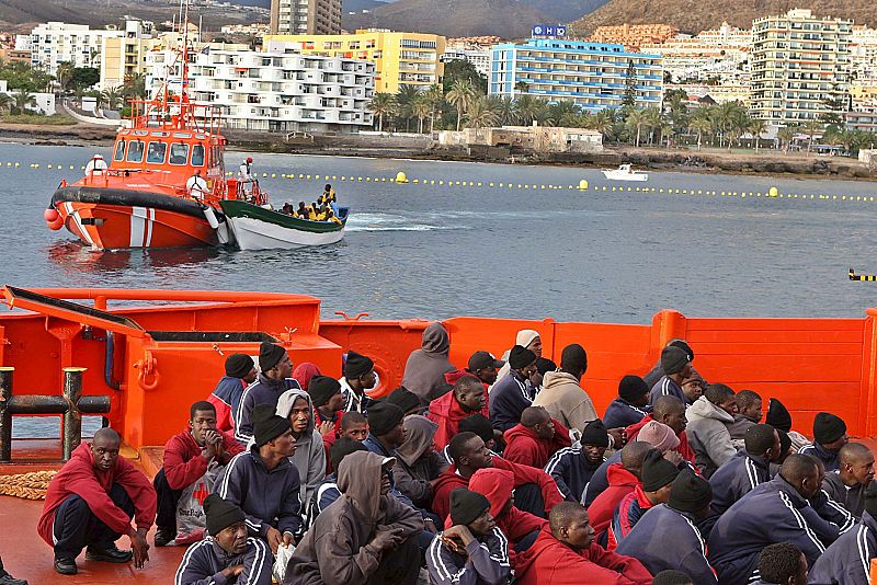 Algunos de los 121 inmigrantes irregulares que viajaban a bordo de los dos cayucos que han arribado hoy al muelle tinerfeño de Los Cristianos tras ser rescatados por Salvamento Marítimo.