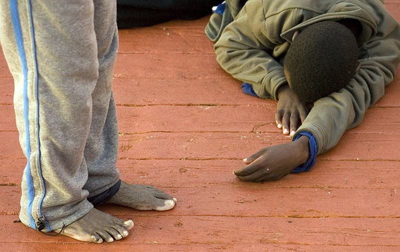 Dos de los más de cien inmigrantes que han llegado al puerto tinerfeño de Los Cristianso.