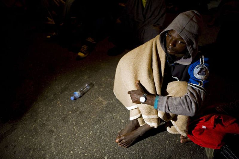 Un hombre de origen africano descansa después de que el cayuco en que viajaba llegara a Gran Canaria.