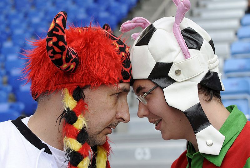 Dos aficiones cara a cara.  Un seguidor alemán y otro portugués posan enfrentados antes del partido.