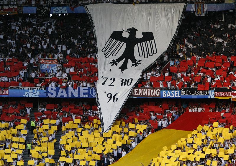 La marea teutona. Los aficionados alemanes anioman a su equipo frente a Portugal.