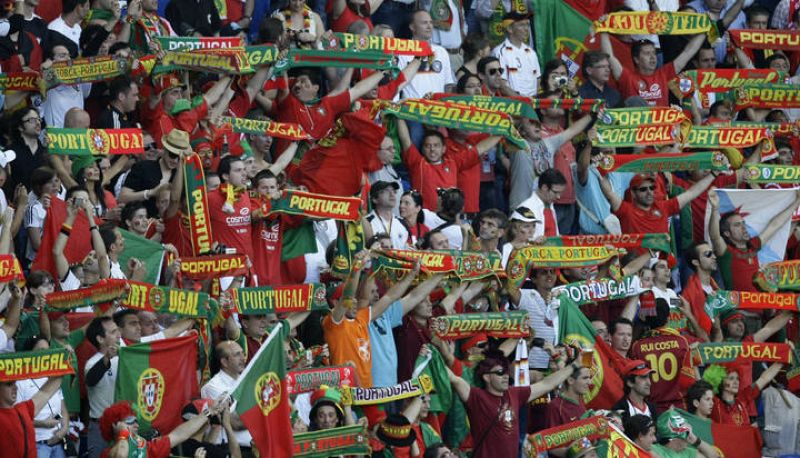 Ánimos para la remontada. La hinchada de Portugal anima a su equipo en el Estadio Saint Jakobs de Basilea.