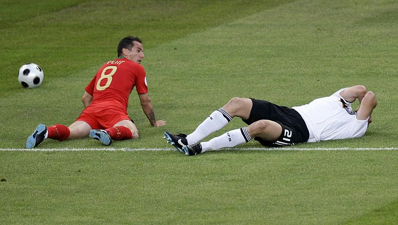 Dos jugadores al suelo. El defensa Metzelder colisiona con el centrocampista portugués Armando Petit. Ambos futbolistas caen al suelo.