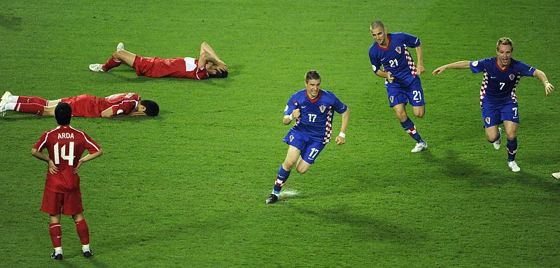 Un gol inútil. El delantero croata Ivan Klasnic celebra su gol anotado ane Turquía.