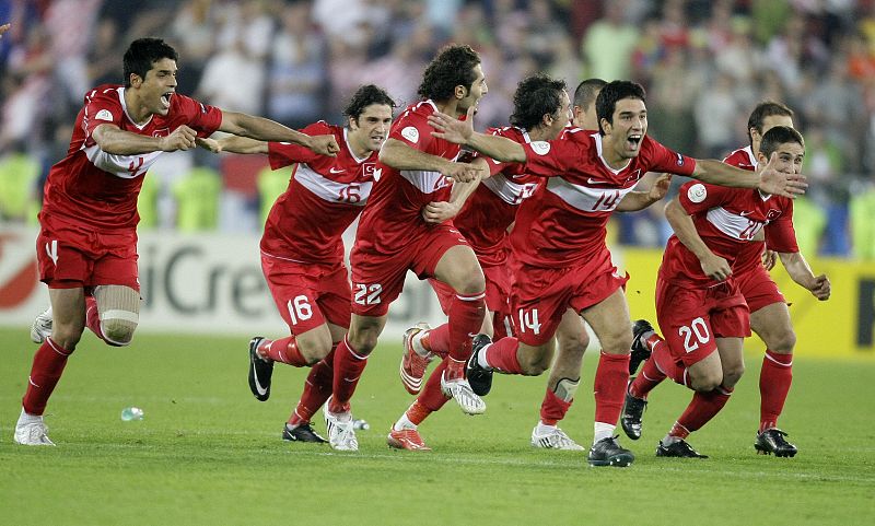 De nuevo, un milagro. Los jugadores turcos celebran su pase a semifinales tras vencer a Croacia en la tanda de penaltis.