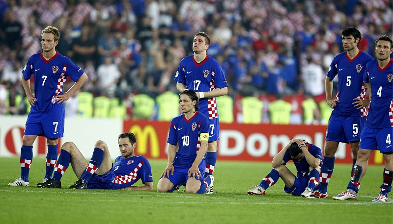 Se masca la tragedia. Los jugadores croatas observan a su compañero Ivan Rakitic antes de fallar el penalti.