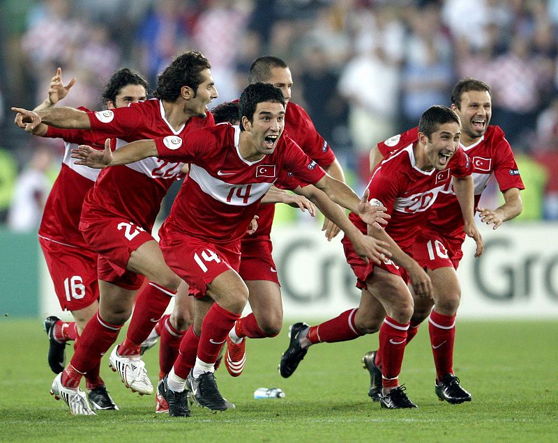 Los jugadores turcos celebran su triunfo después de ganar a Croacia en la serie de penaltis.