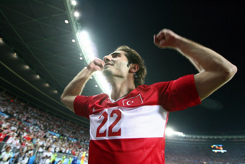 El jugador turco Hamit Altintop celebra  el triunfo de su equipo en la serie de penales contra Croacia.