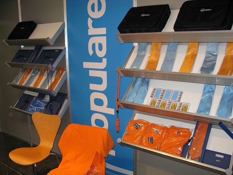 El PP vende corbatas azules y naranjas