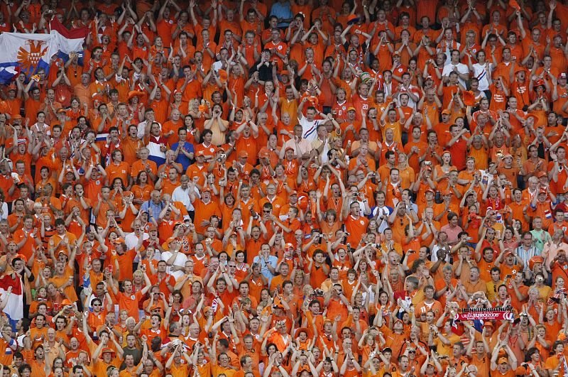 La marea naranja. Parte de los aficionados holandeses desplazados al Saint Jakob Park anima a su equipo frente a Rusia.