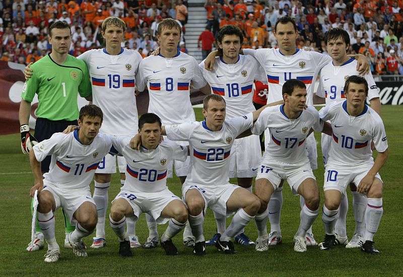 Una de las sorpresas de la Eurocopa. El once inicial de la selección rus posa antes de su partido contra Holanda.