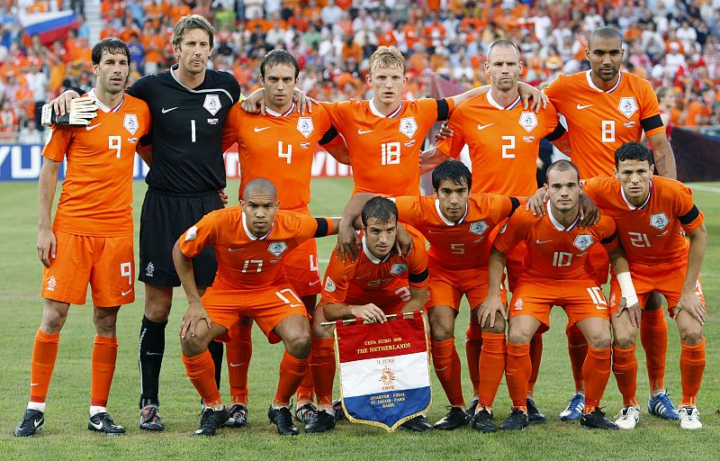 La nueva naranja mecánica. El once inicial de la selección holandesa posa antes del partido frente a Rusia.