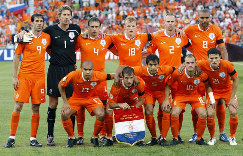 La nueva naranja mecánica. El once inicial de la selección holandesa posa antes del partido frente a Rusia. 