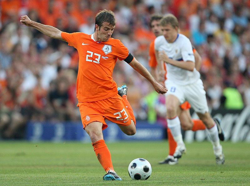 Rafael van der Vaart , el jugador más activo de Holanda en su partido contra Rusia, se dispone a realizar un pase.