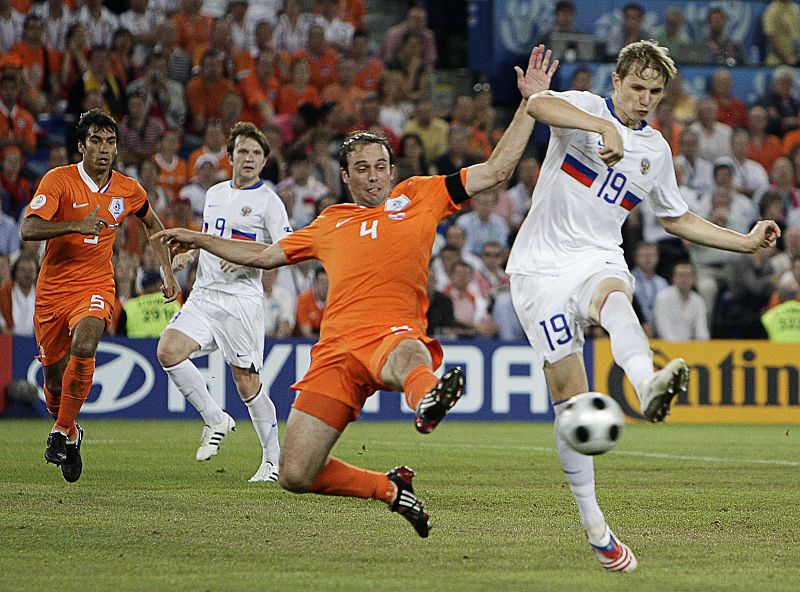 El zar del partido. El delantero Pavlyuchenko, momentos antes de marcar el 0-1 frente a Holanda.