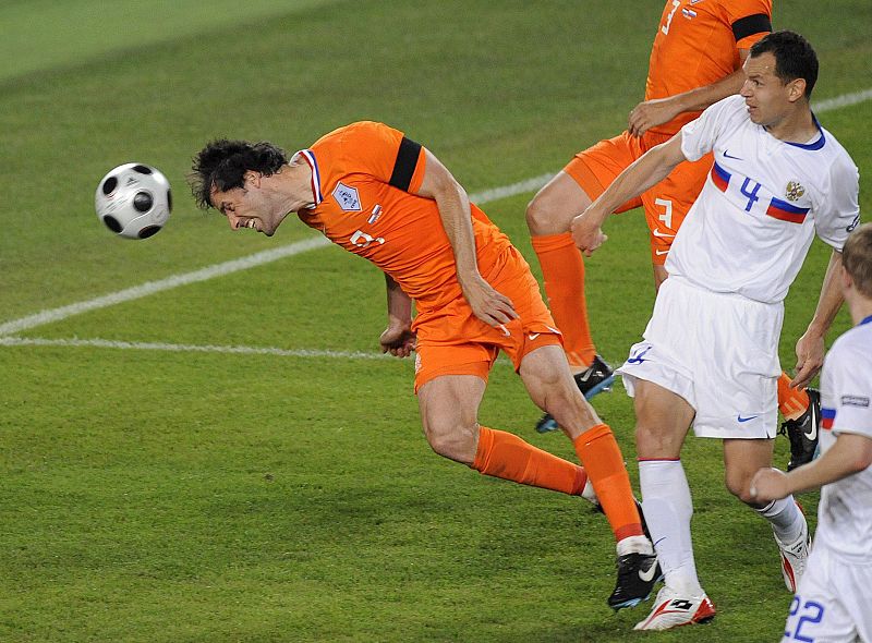 Holanda logra el empate in extremis. El jugador  Ruud van Nistelrooy golpea el balón con su cabeza y marca el gol del empate ante la marca del ruso Sergei Ignashevich