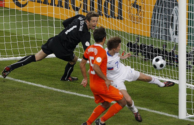 Rusia maraca el segundo. El jugador ruso Dmitri Torbinski  anota el segundo gol para su equipo ante el guardameta holandés Edwin van der Sar.