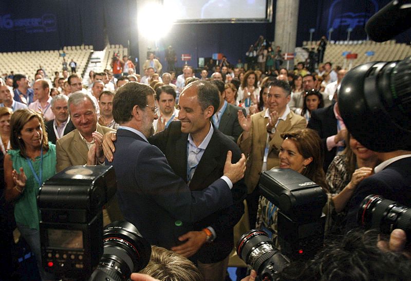 El presidente del PP, Mariano Rajoy, se abraza con el presidente de los populares valencianos Francisco Camps tras su reelección como presidente del Partido Popular.