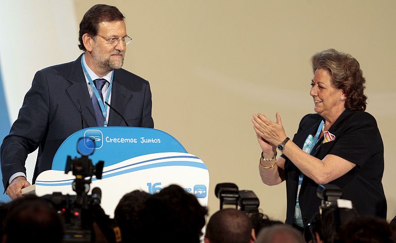 El presidente del PP, Mariano Rajoy, es aplaudido por la presidenta del XVI Congreso Nacional del Partido Popular y alcaldesa de Valencia, Rita Barberá, tras ser reelegido en el cargo.