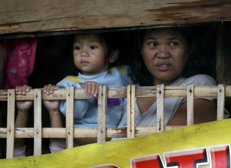 Residentes filipinos permanecen preocupados en sus casas de los barrios pobres de la ciudad como en Las Pinas, sur de Manila, Filipinas, durante las torrenciales lluvias  