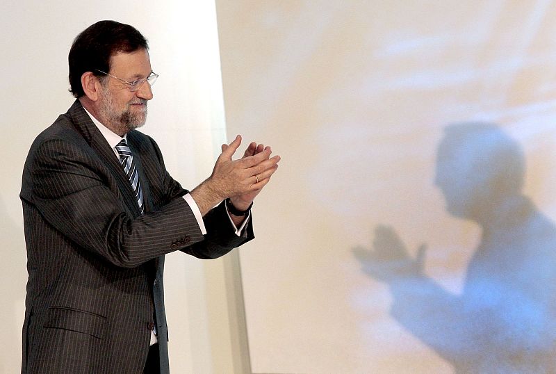 El presidente del Partido Popular, Mariano Rajoy, aplaude al presidente del PP Europeo, Wilfred Martens, tras su intervención en la última jornada del Congreso de los populares.