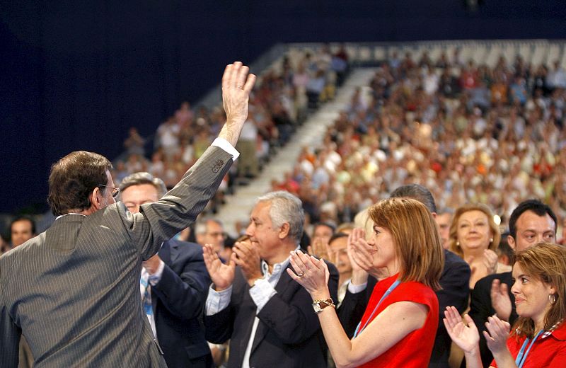 El presidente del Partido Popular, Mariano Rajoy, saluda a los compromisarios e invitados del partido en la jornada de clausura del XVI Congreso Nacional del Partido Popular.