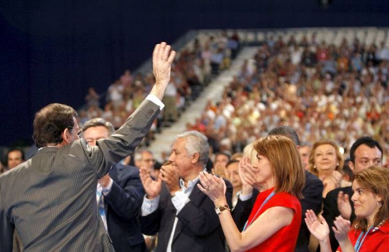 El presidente del Partido Popular, Mariano Rajoy, saluda a los compromisarios e invitados del partido en la jornada de clausura del XVI Congreso Nacional del Partido Popular.