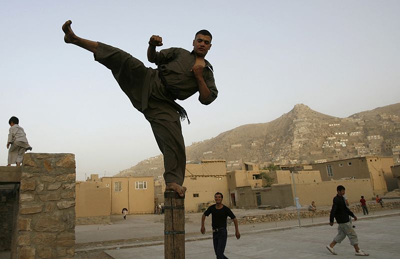 Un hombre afgano, realizando ejercicios en la parte vieja de Kabul.