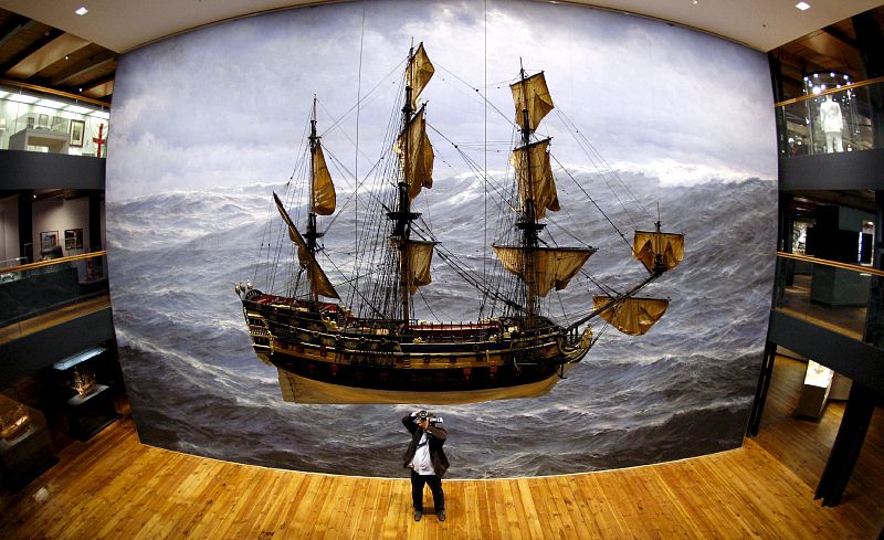 Un fotógrafo trabaja al lado de un gran póster del barco "Wapen von Hamburg III" en el Museo Marítimo Internacional de Hamburgo.