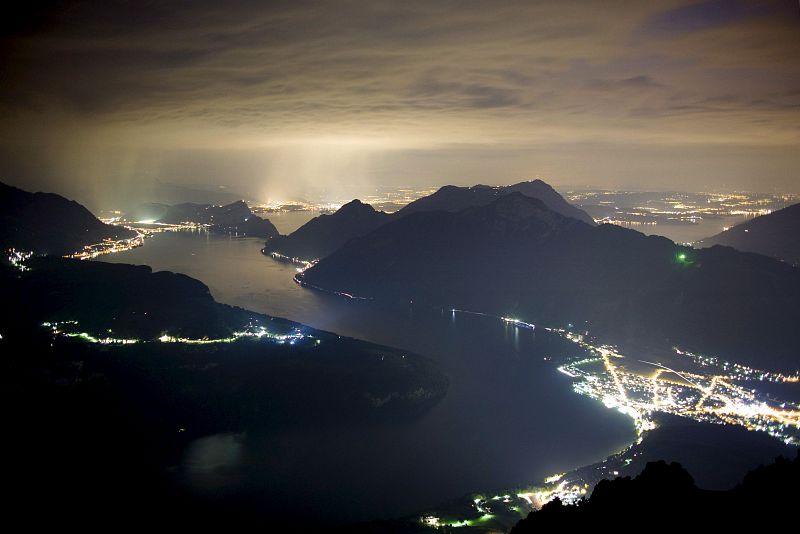 Vista nocturna desde las montañas de Fronalpstock, 1922 metros sobre el nivel del mar, en Suiza.