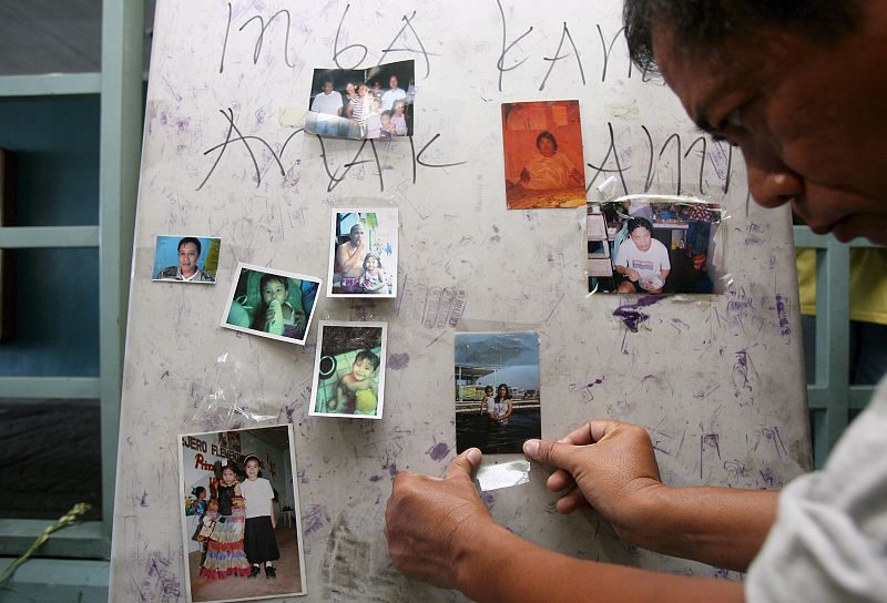 Familiares de las víctimas del naufragio en Filipinas