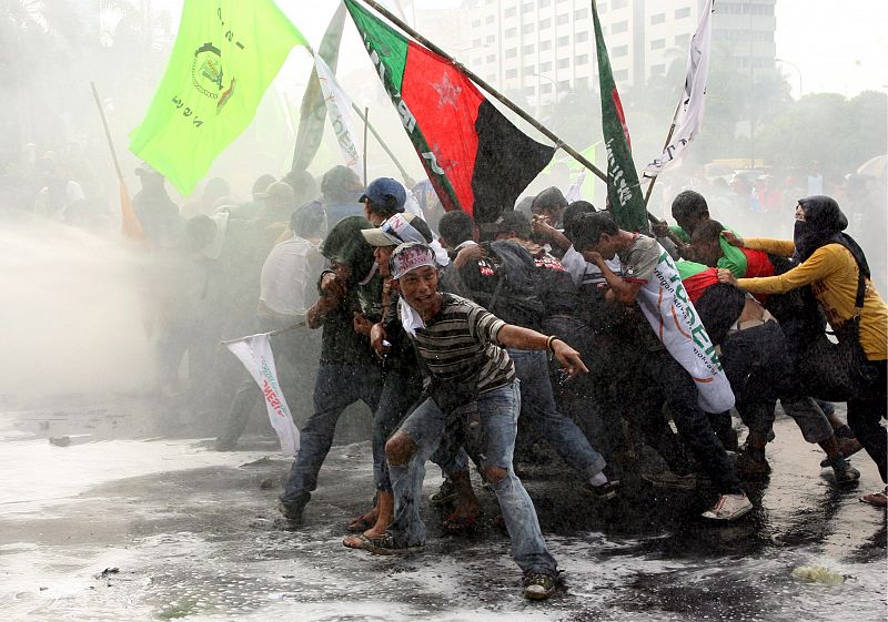 Enfrentamientos entre estudiantes y antidisturbios en Yakarta