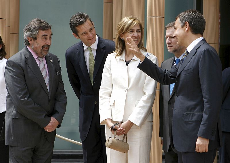 Los Duques de Palma, el presidente del Gobierno, José Luis Rodríguez Zapatero, el presidente de Aragón, Marcelino Iglesias, y el alcalde de Zaragoza, Juan Alberto Belloch, ante el pabellón español durante su visita al recinto de la Expo.