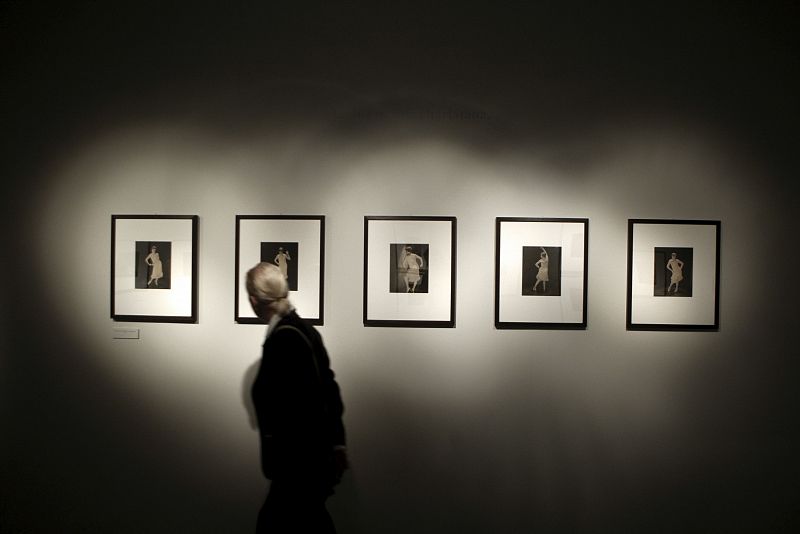 Un hombre contempla algunas de las obras de Edward Steichen, una de las figuras más importantes de la historia de la fotografía, que pueden contemplarse desde hoy en la exposición inaugurada en el Museo del Traje de Madrid.