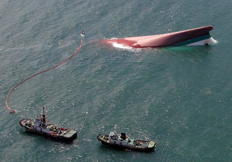 Vista aérea de las labores de búsqueda y rescate de las víctimas del naufragio del buque "Princess of Stars", de unas 24.000 toneladas y propiedad de la naviera filipina Sulpicio Lines, que se hundió el pasado sábado en la región central de Filipinas