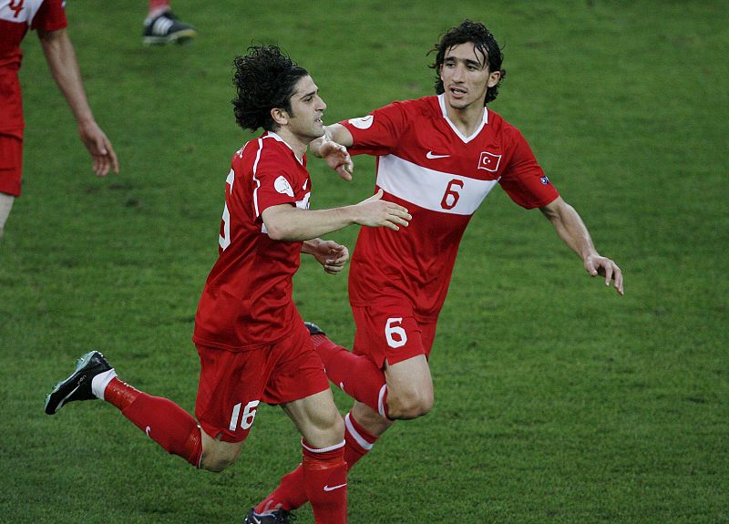 Turquía marca primero. El jugador de la selección turca Ugur Boral celebra junto a su compañero de equipo Mehmet Topal tras anotar el 1-0 a favor de su equipo contra Alemania.