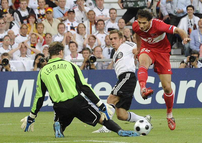 Turquí hace sufrir a Alemania. El portero alemán Jens Lehmann salva un lanzamiento a porteria del turco Hamit Altintop.