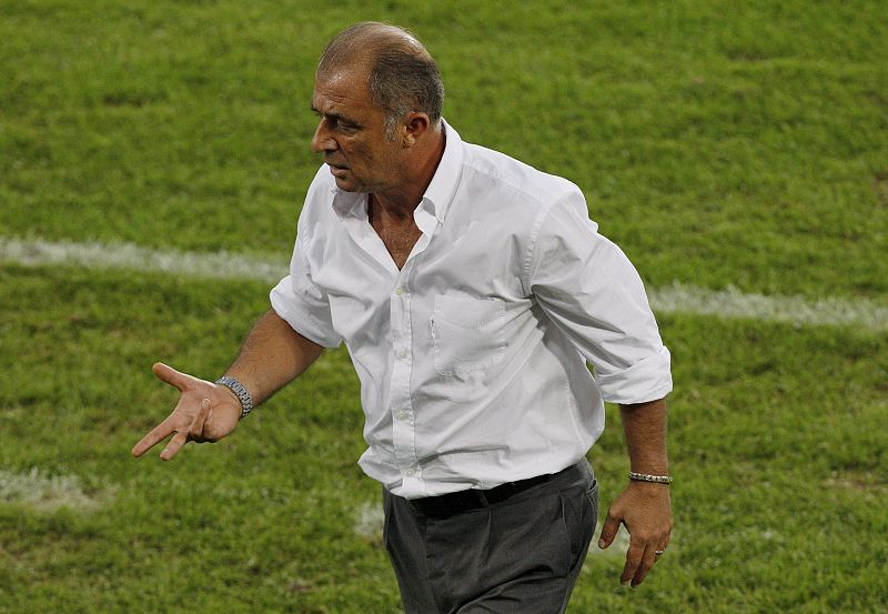 El fin del gran estratega. El técnico de la selección turca Fatih Terim fue incapaz de dirigir a su equipo hacia la victoria alemana.