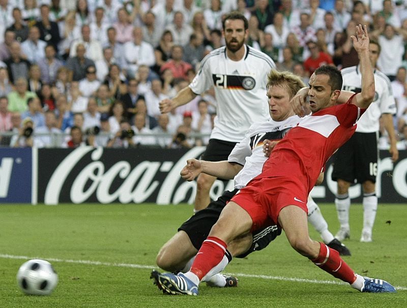 Turquía se acerca al milagro. El delantero Senturk, ídolo de la hinchada turca, empata el partido ante Alemania 2 a 2 en el minuto 84.