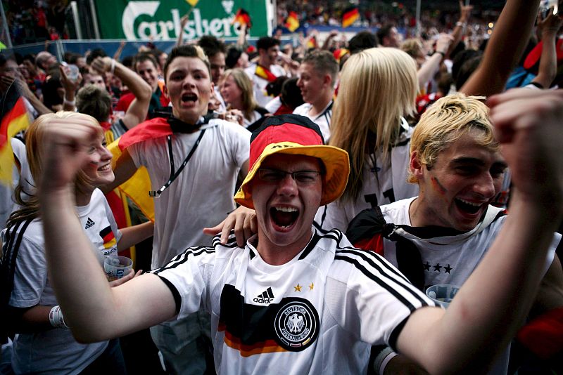 ¡A la final!. Seguidores alemanes celebran el pase a la final de la eurocopa de su equipo.