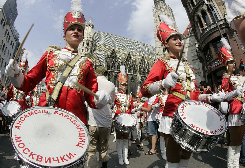 Una banda rusa pasa junto a la catedral de Viena, en uno de los actos organizados antes del encuentro.