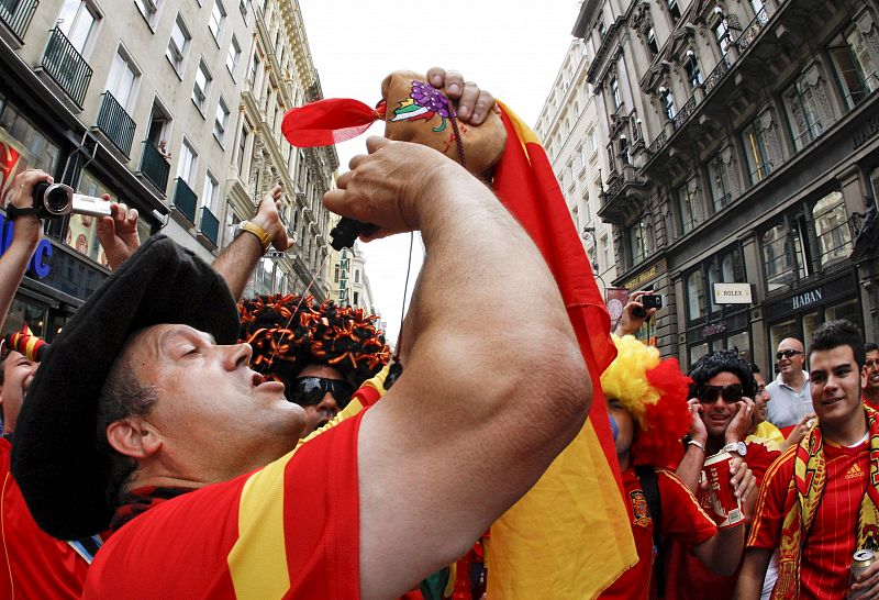 En las calles de Viena, "Manolo el del Bombo" hace uso de una de las herramientas ibéricas por antonomasia: la bota de vino.