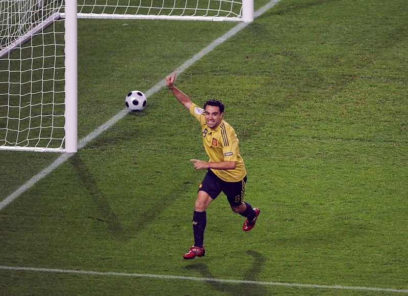 Xavi Hernández celebra su gol ante Rusia.