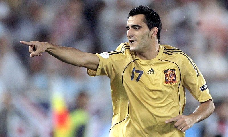 Daniel Güiza celebra su gol, segundo de España, que ponía a la selección con un pie y medio en la final.