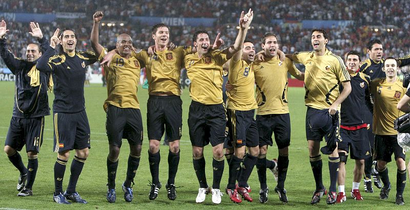 Los jugadores de la selección española celebran su victoria ante Rusia.