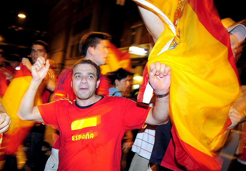 Y ahora ¡a por la final!. Seguidores españoles celebran en las calles de Zúrich, Suiza, la victoria de su selección de fútbol.