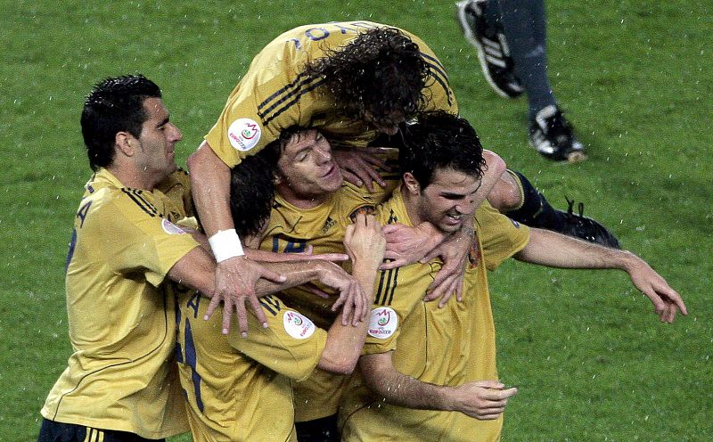 Los españoles Daniel Guiza, David Silva, Xabi Alonso, Carles Puyol y Cesc Fabregas celebran la victoria de su equipo ante Rusia.